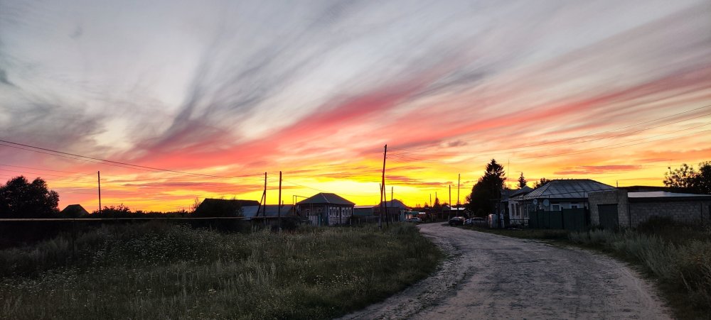 Красивый закат в деревне