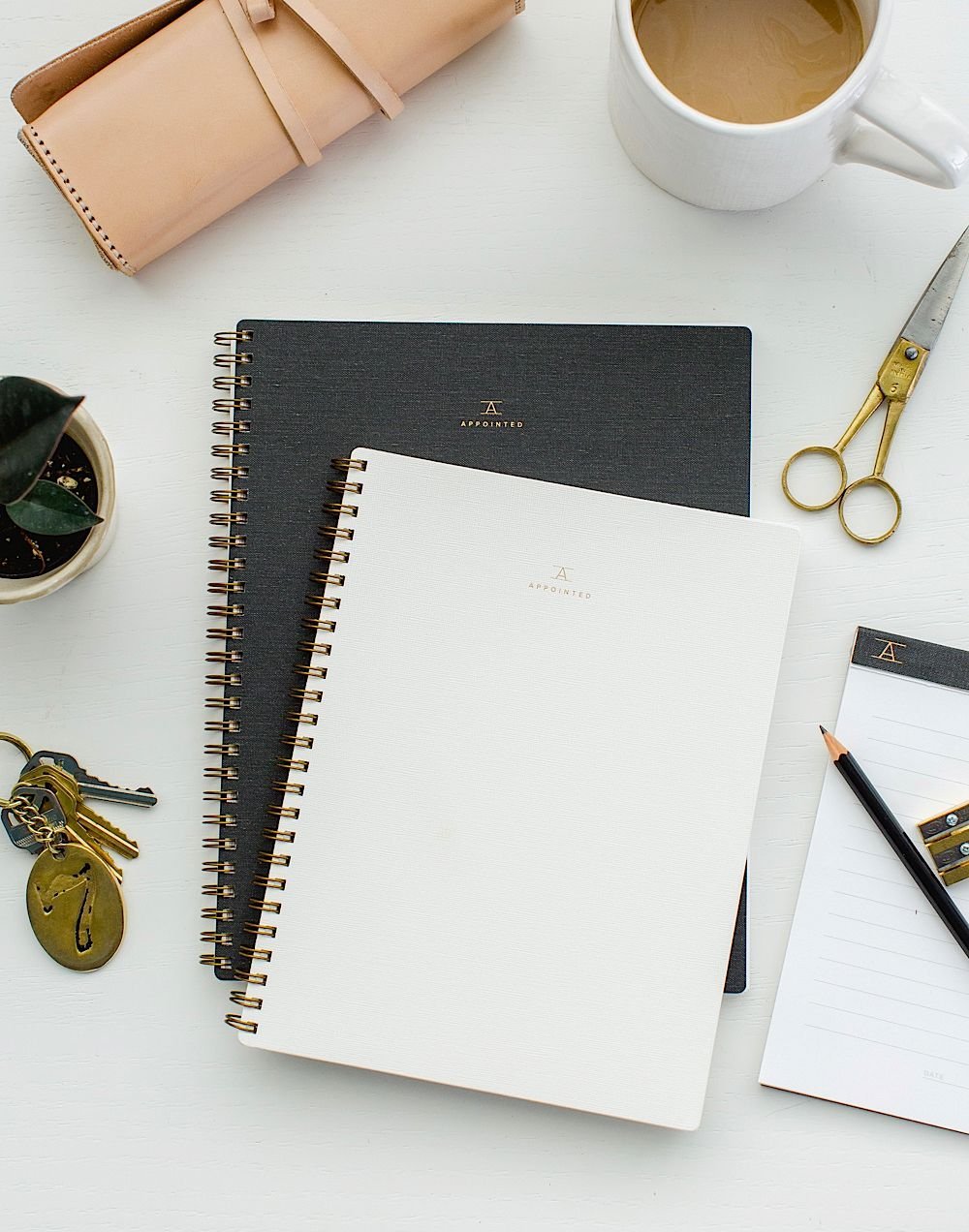 Красивый блокнот на столе