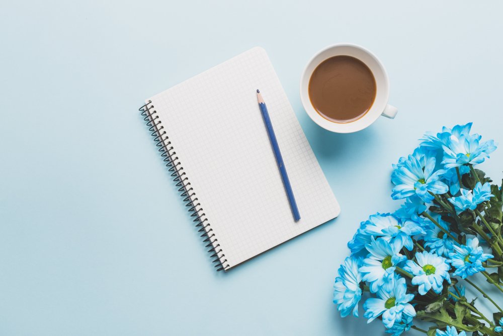 Блокнот на столе