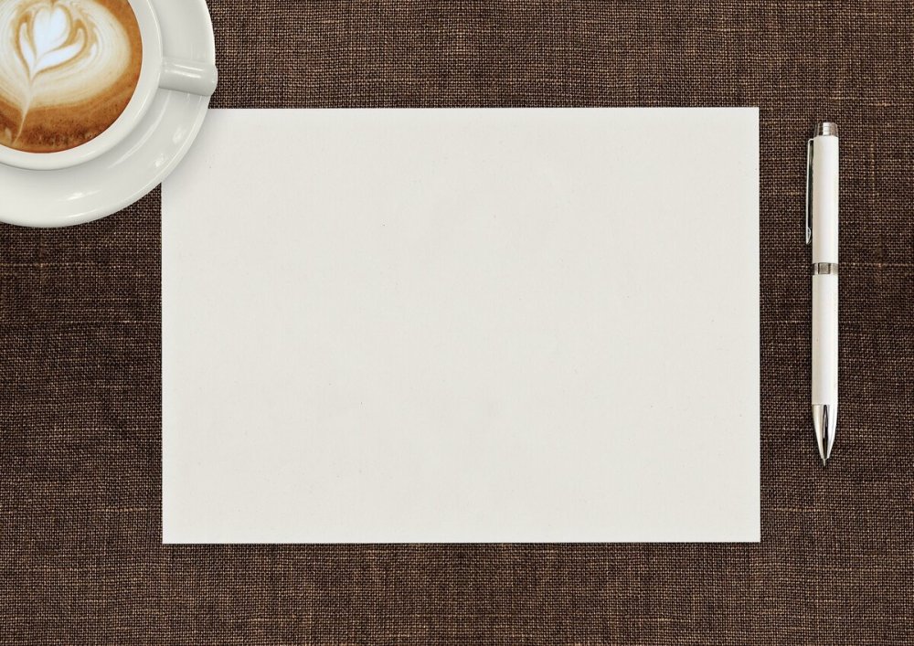 Лист бумаги на столе