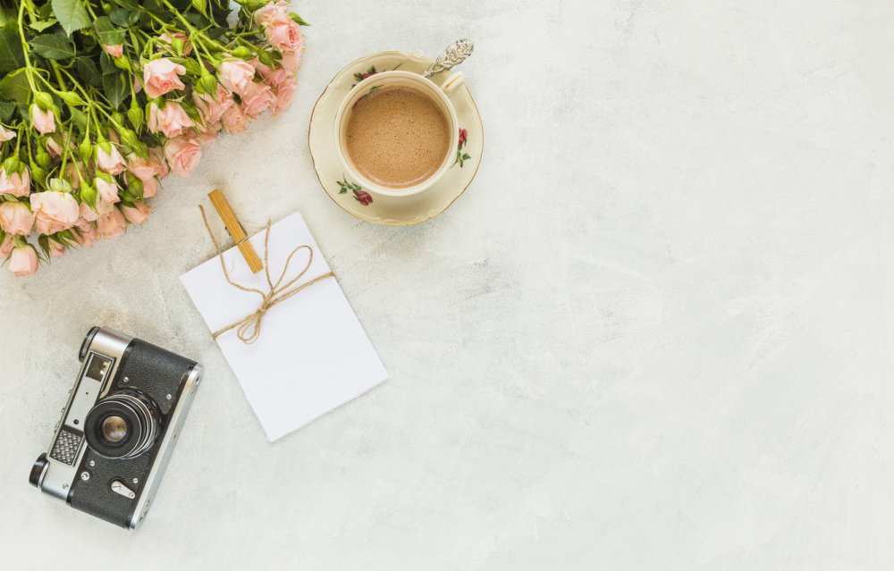 Фотоаппарат на деревянном фоне