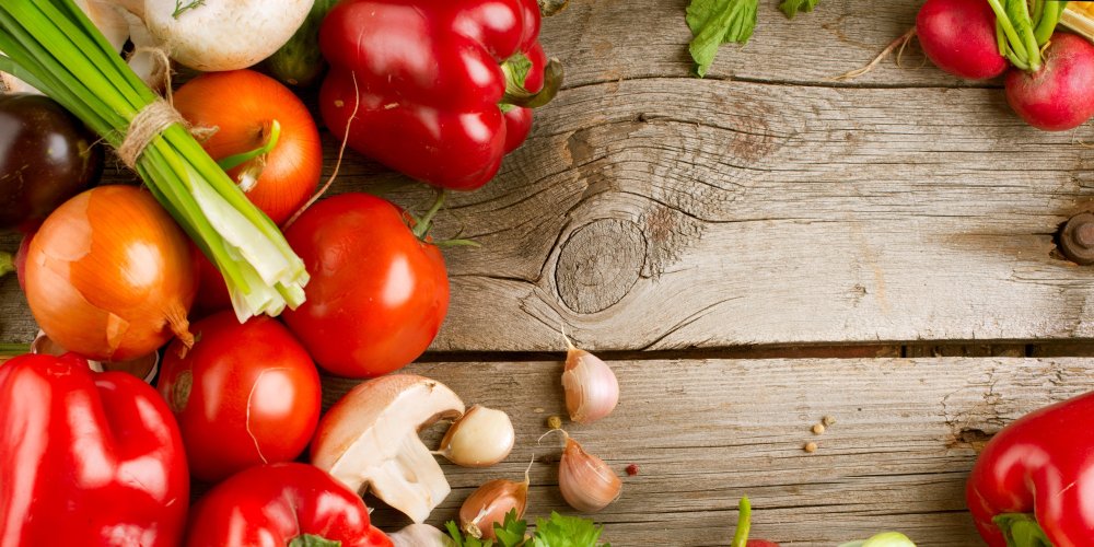 Овощи и фрукты на белом фоне