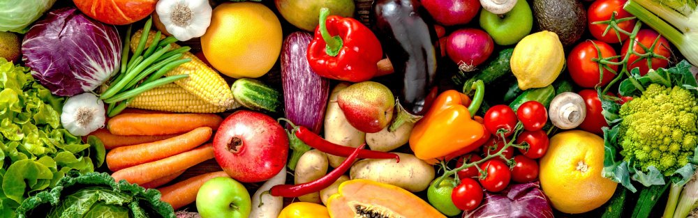 Фрукты на деревянном фоне