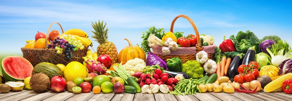 Фрукты и овощи на деревянном фоне