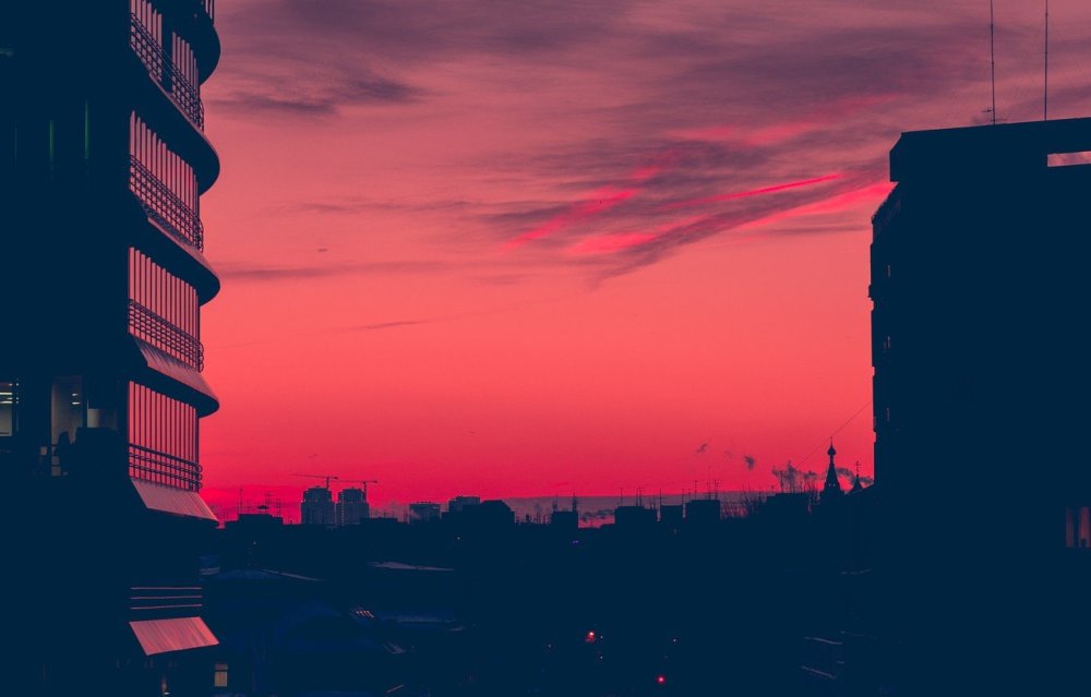 Крыша многоэтажки ночью