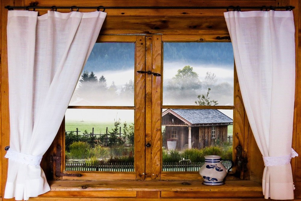 Бревенчатая стена с окном в избе