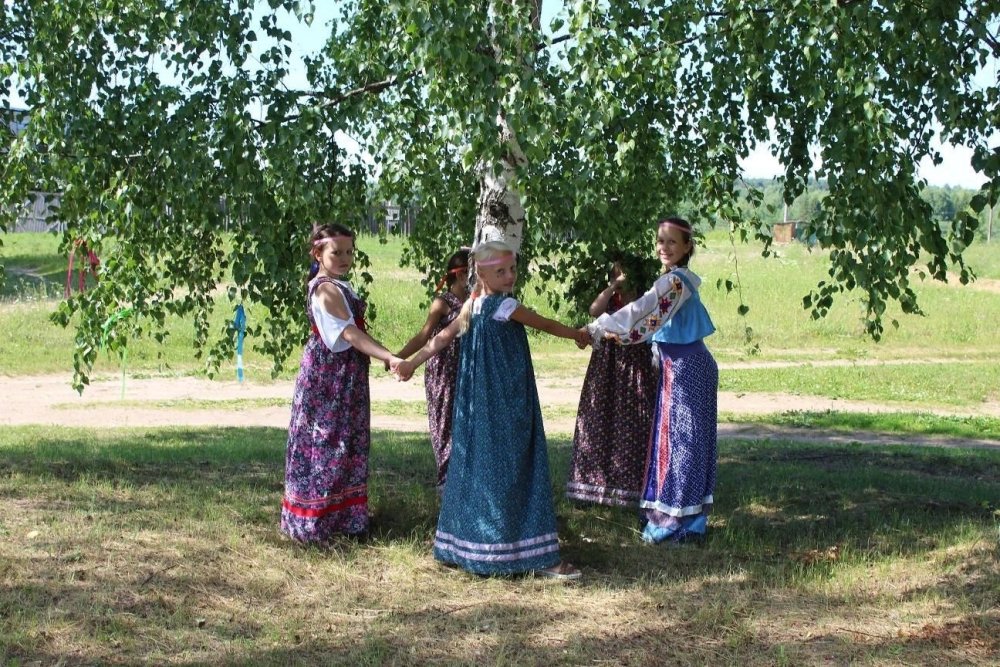 Хоровод вокруг Березки