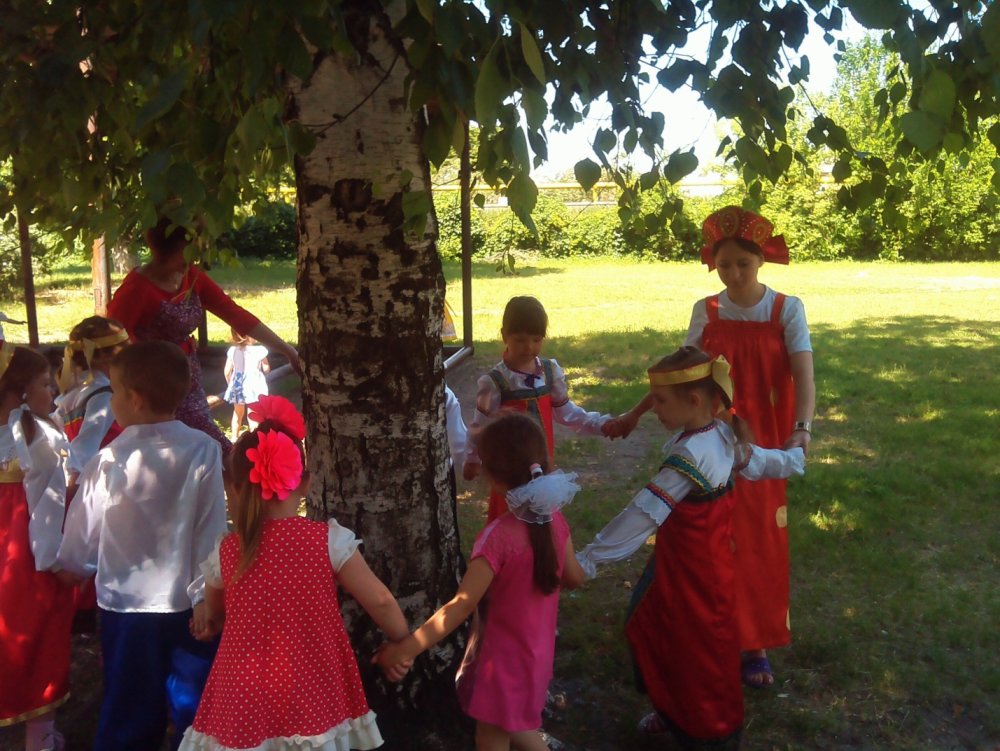Хоровод вокруг березы в детском саду