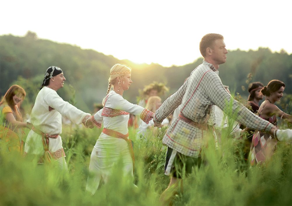 Славянская семья в поле