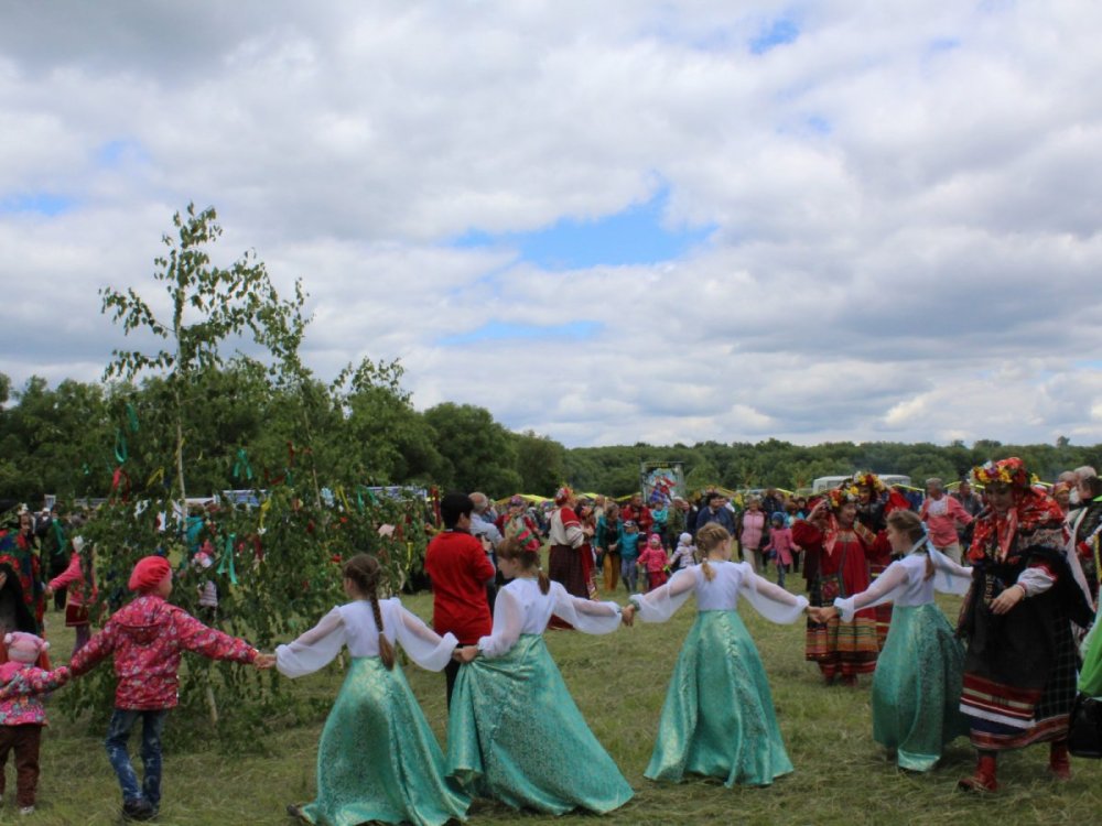 Хоровод вокруг березы