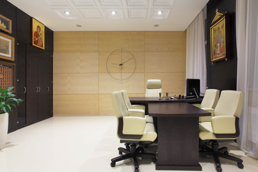 Старый письменный стол с бумагами