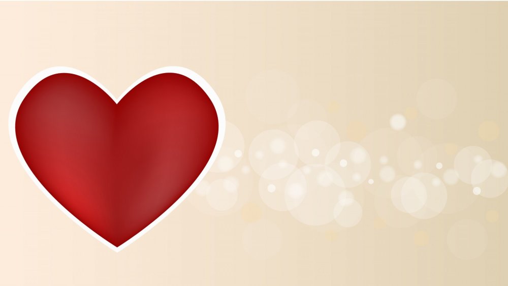 Розовое сердечко на белом фоне