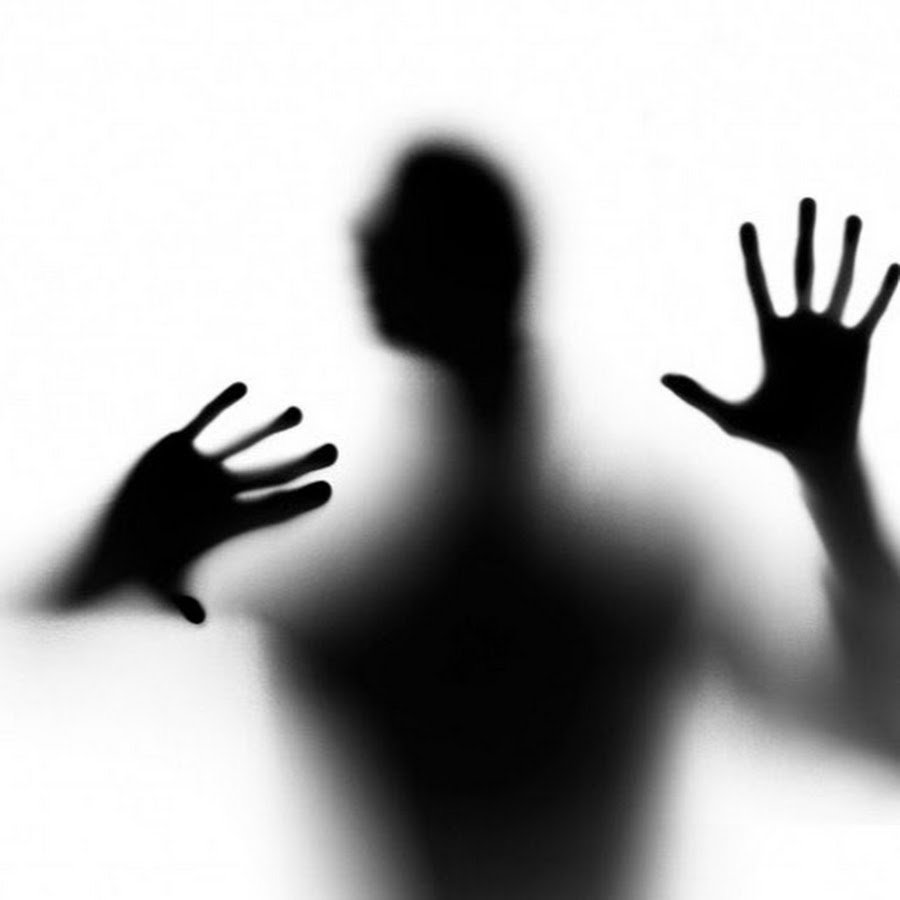 Силуэт за стеклом