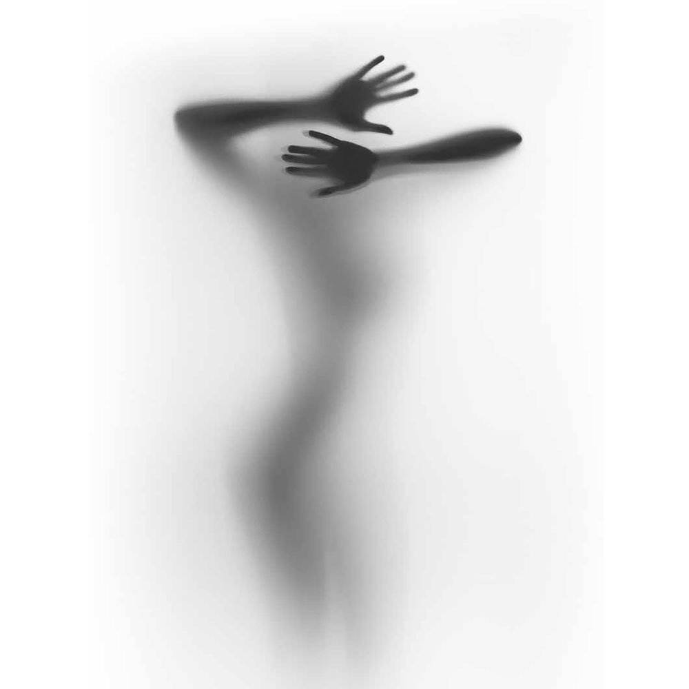 Силуэт девушки в душе