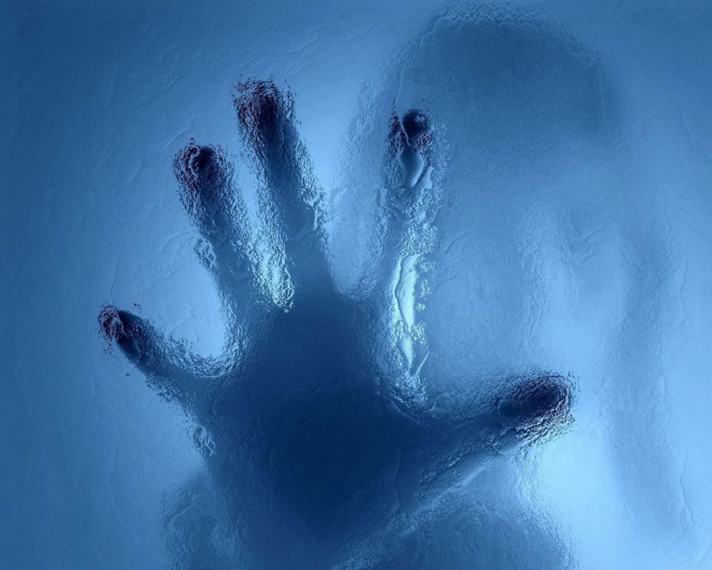 Человек за стеклом