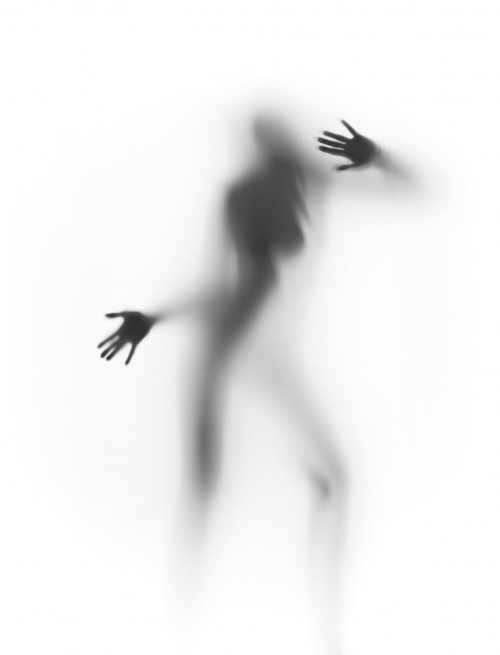 Женский силуэт за стеклом