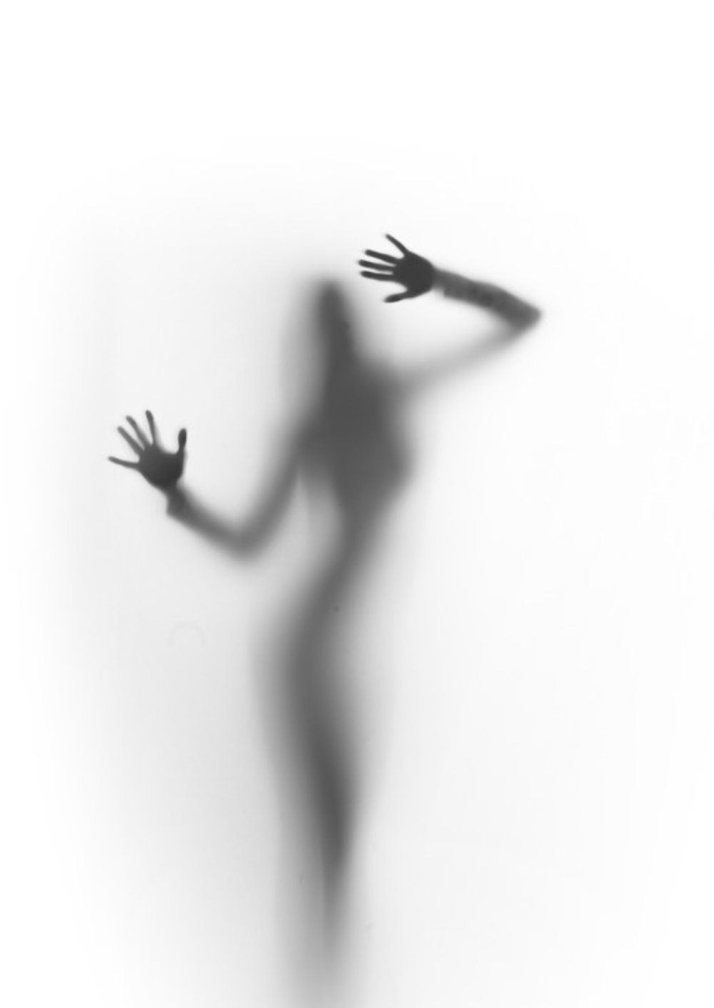 Силуэт девушки за стеклом