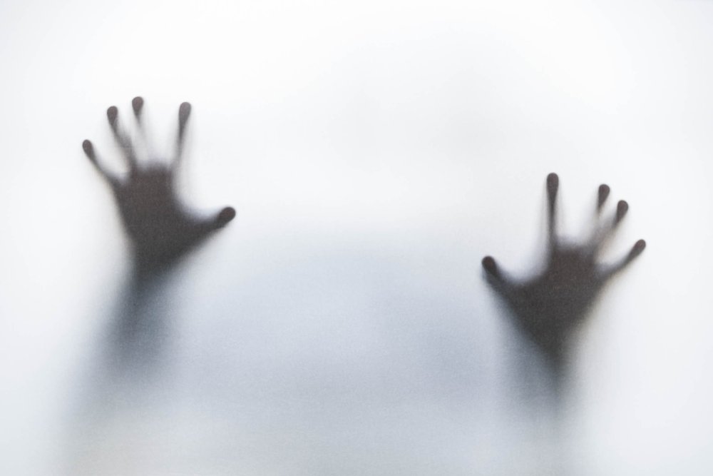 Рука за стеклом