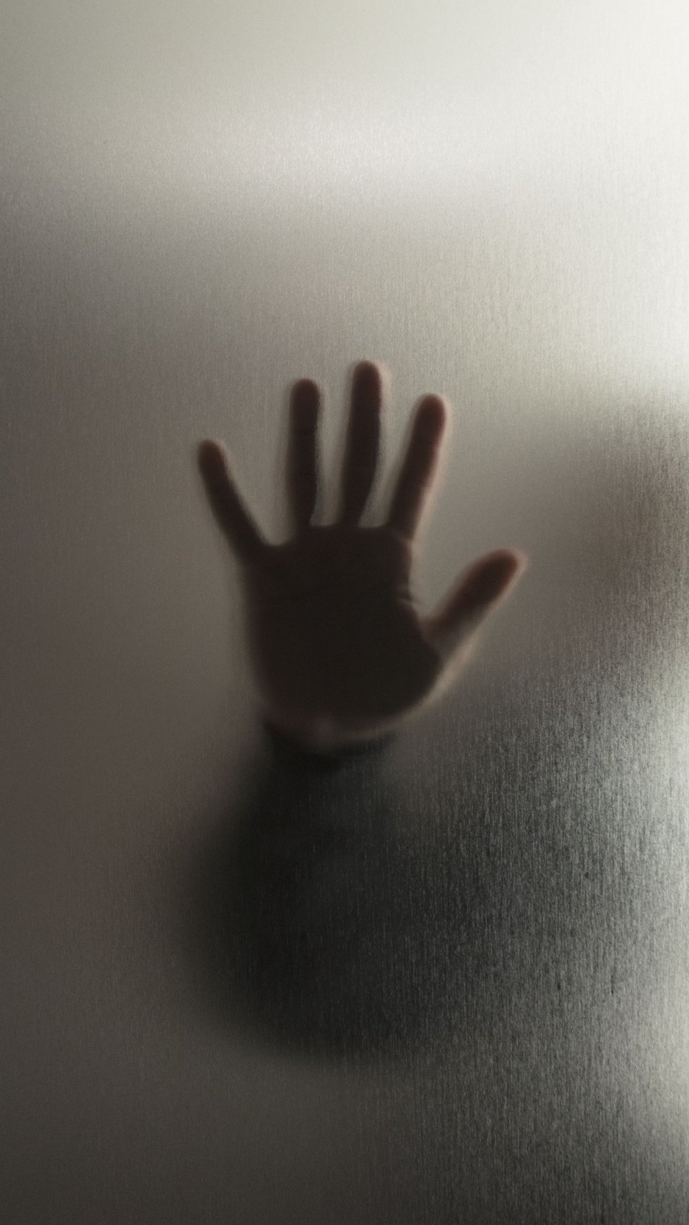 Отпечаток руки на стекле