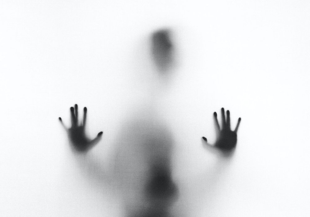 Силуэт за стеклом