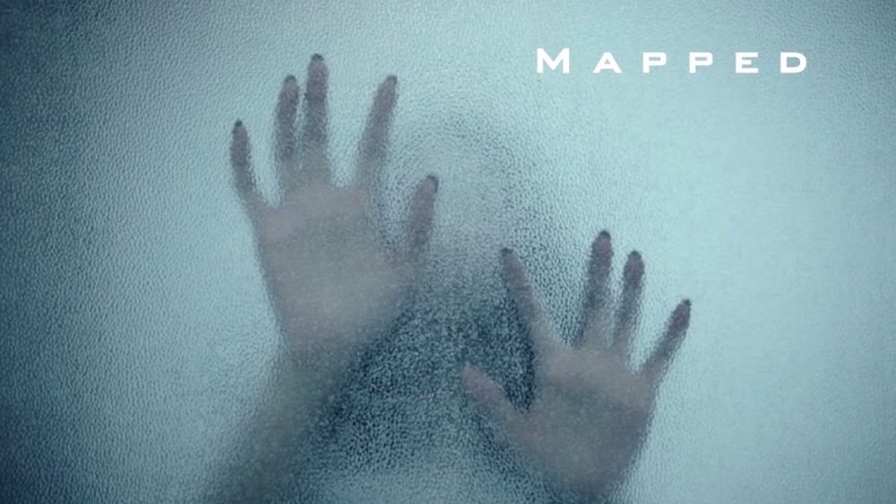 Рука на запотевшем стекле