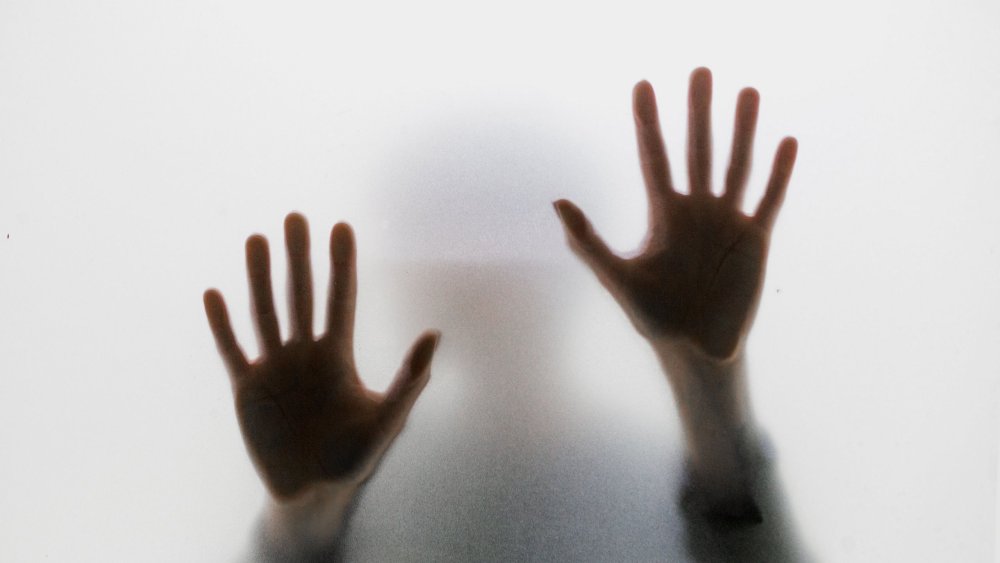 Человек за стеклом