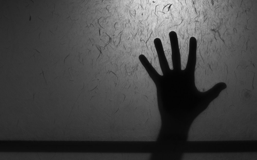 Рука на стекле