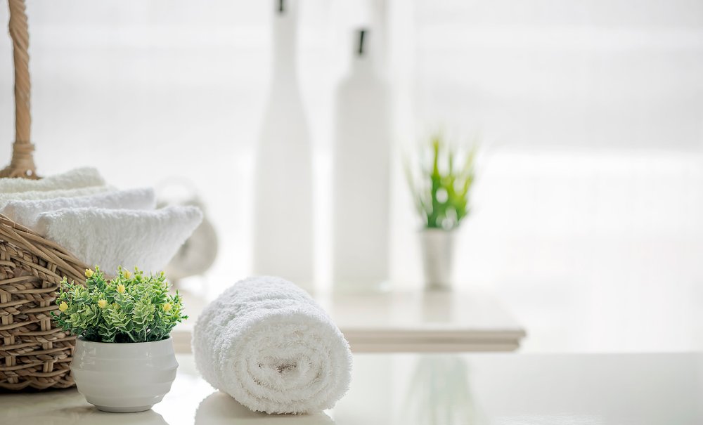 Стол с полотенцами в ванной комнате