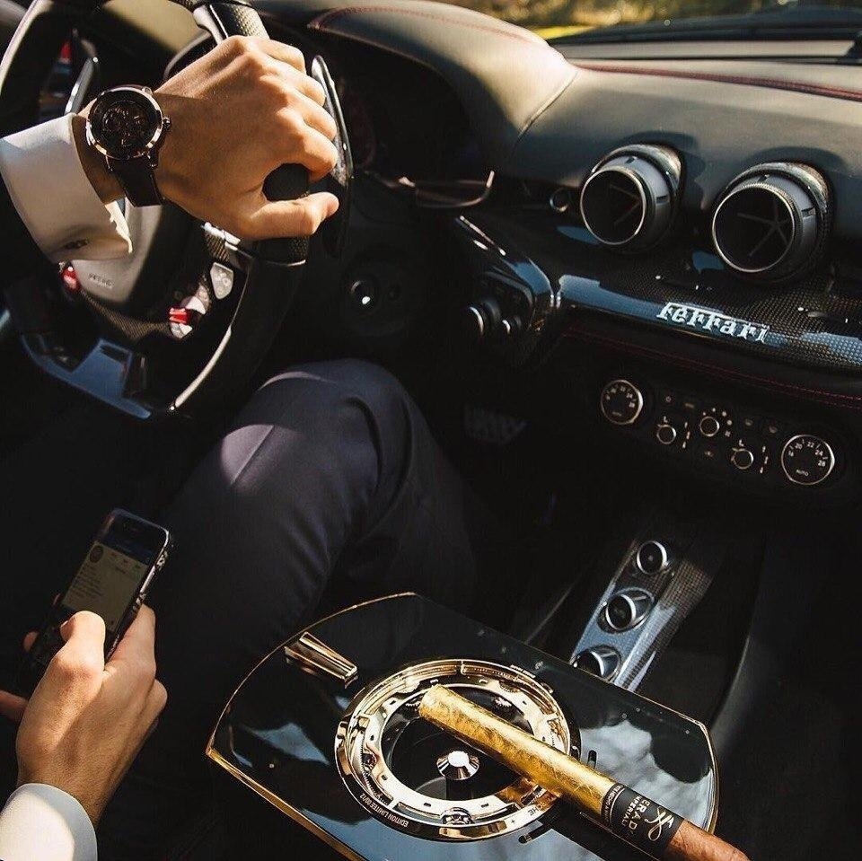 Мужчина в дорогой машине