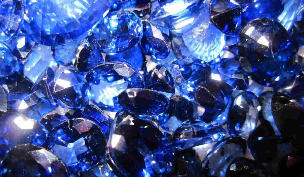 Синий драгоценный камень сапфир