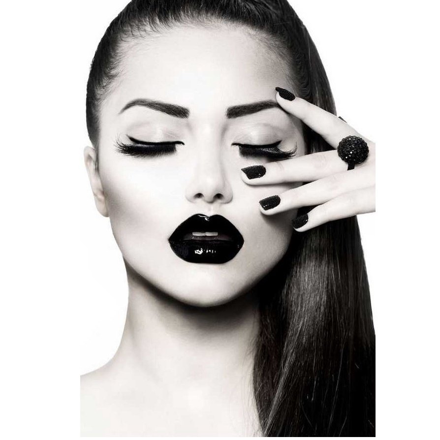 Девушка с черными губами