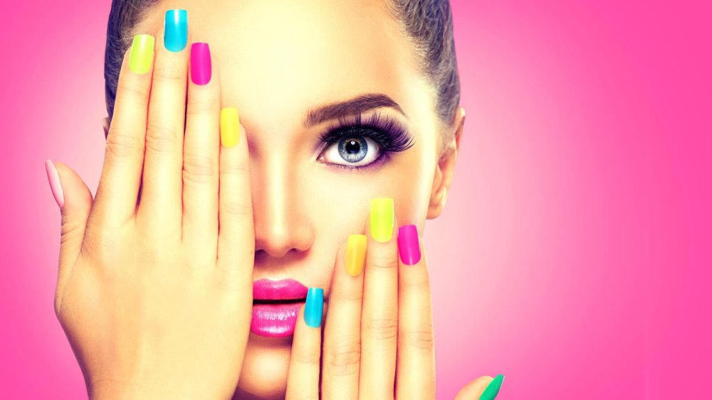 Яркий маникюр реклама