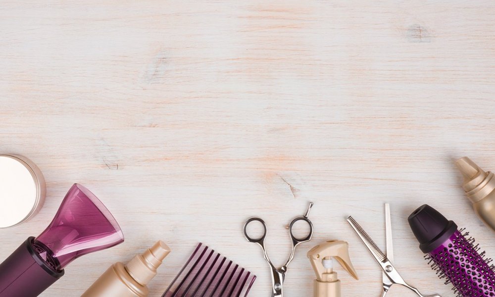 Девушка с маникюром