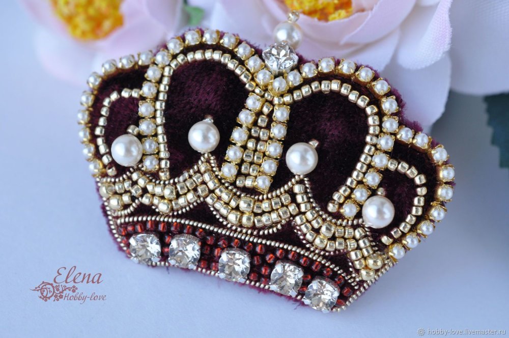 Брошь вышитая бисером корона