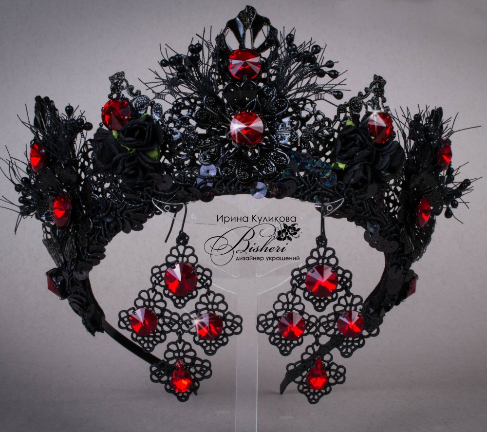 Диадемы с красными и чёрными камнями