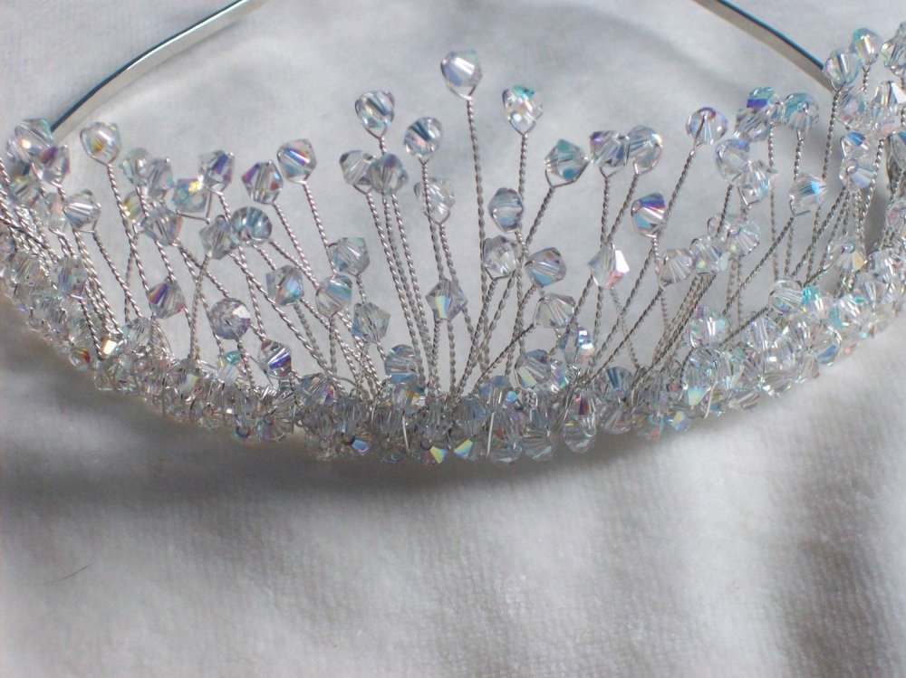 Диадема из проволоки и бусин