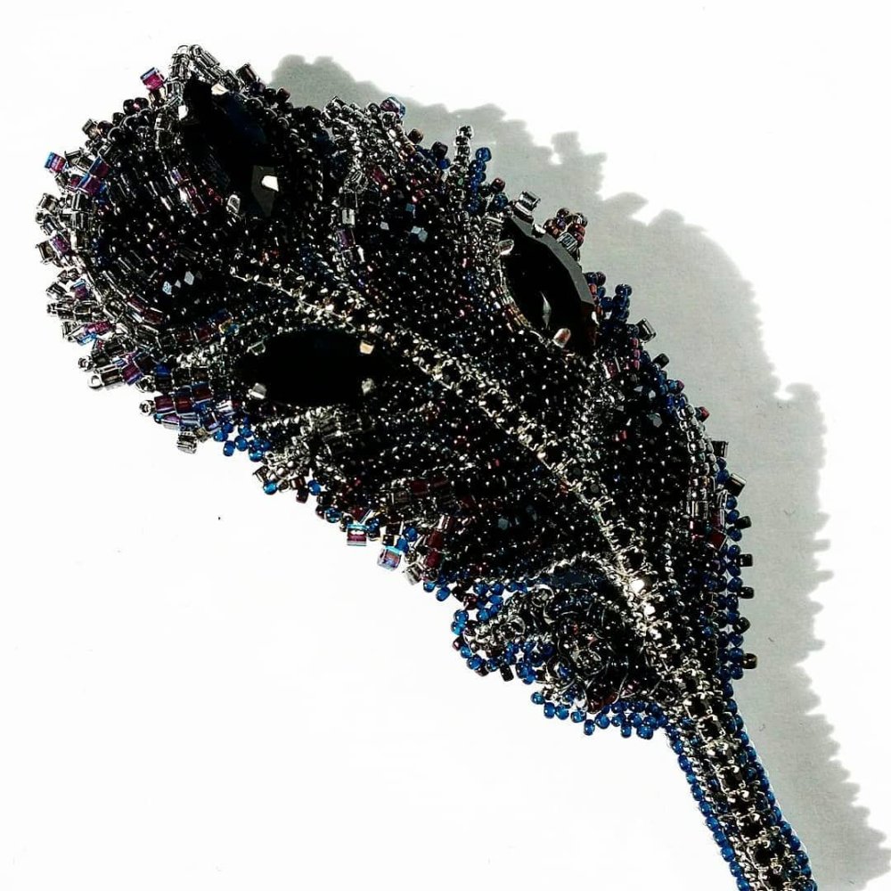 Брошь черно белое перо из бисера