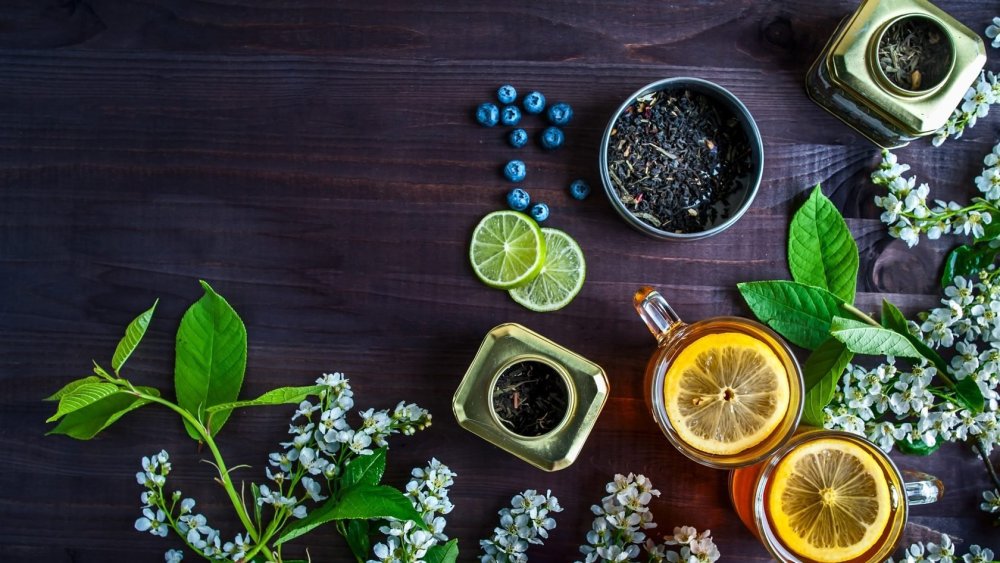 Чай вид сверху на темном