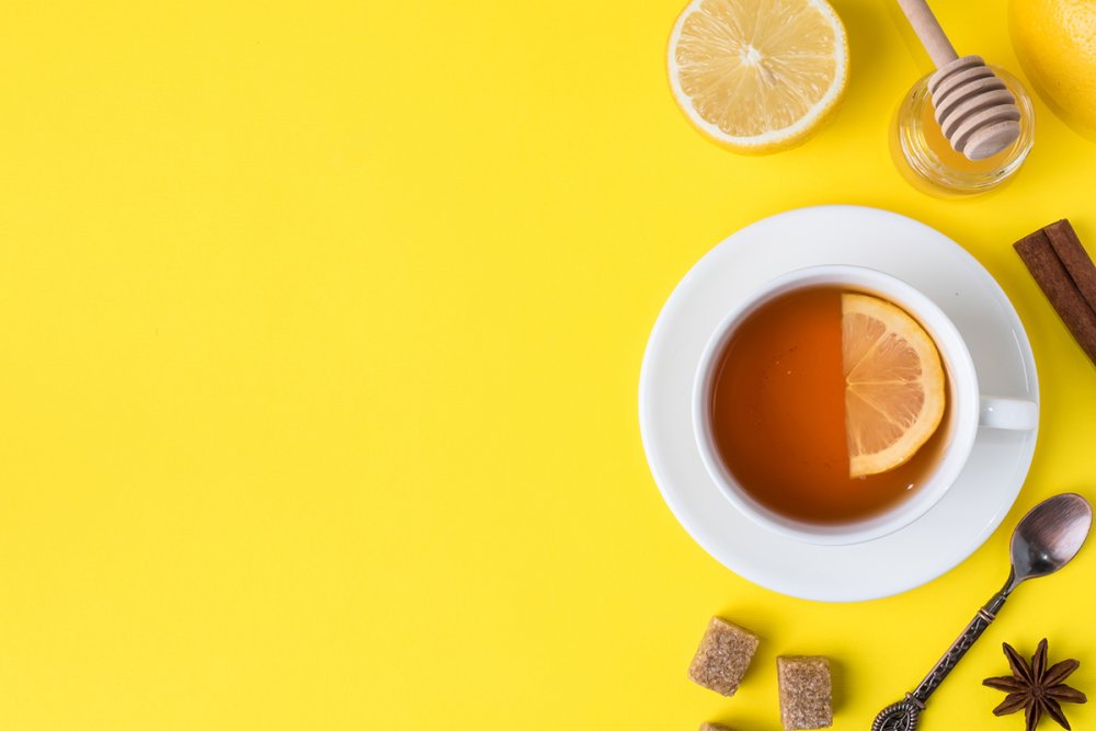 Чай и лимон на ярком фоне