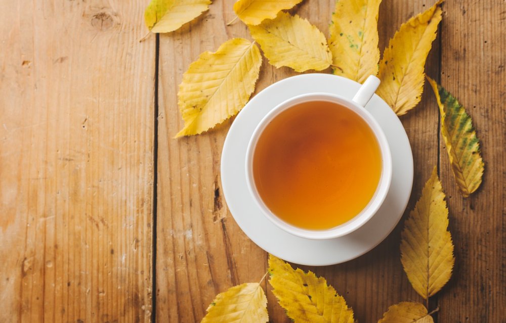 Кружка чая на деревянном столе