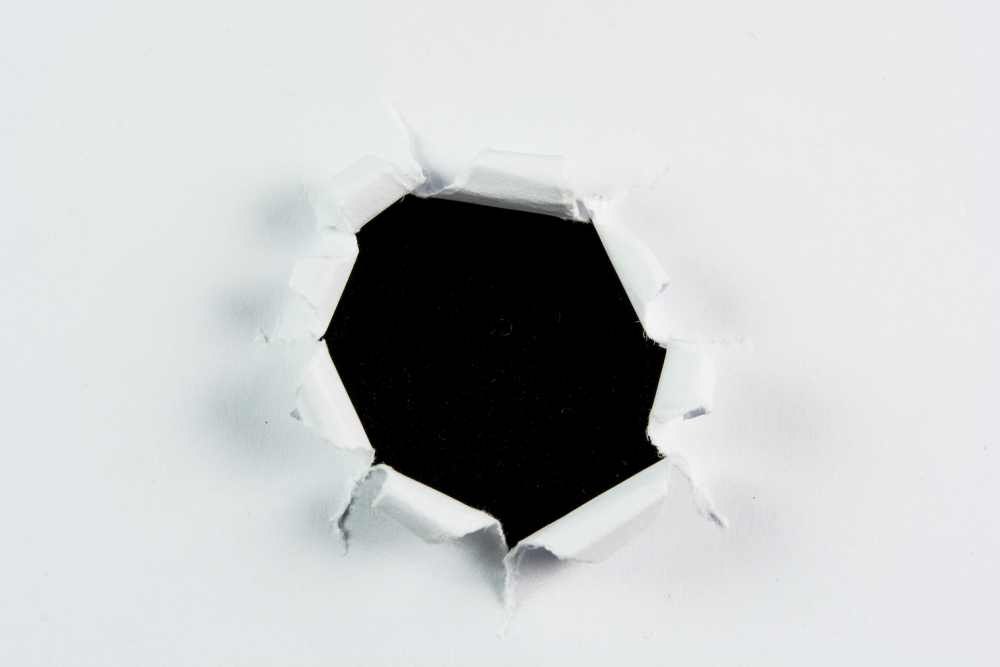 Дырка в бумаге вектор