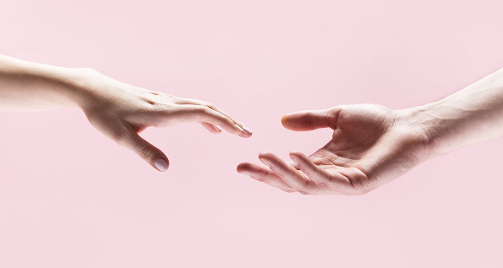Руки тянутся друг к другу