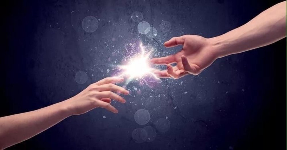 Рука тянется к руке