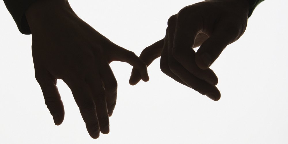 Касание рук мужчины и женщины