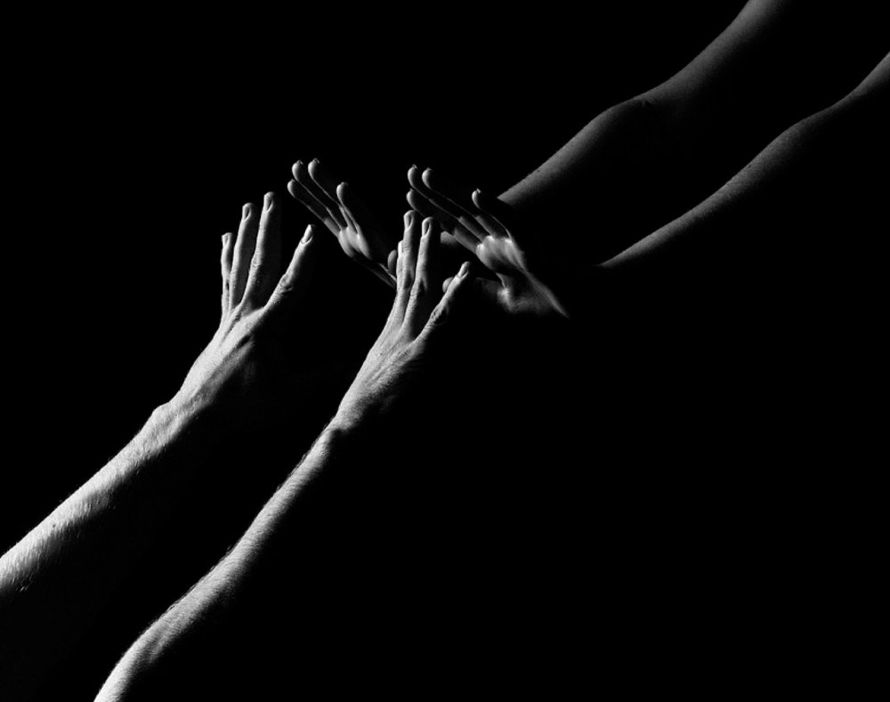 Рисование рук держащихся за руки