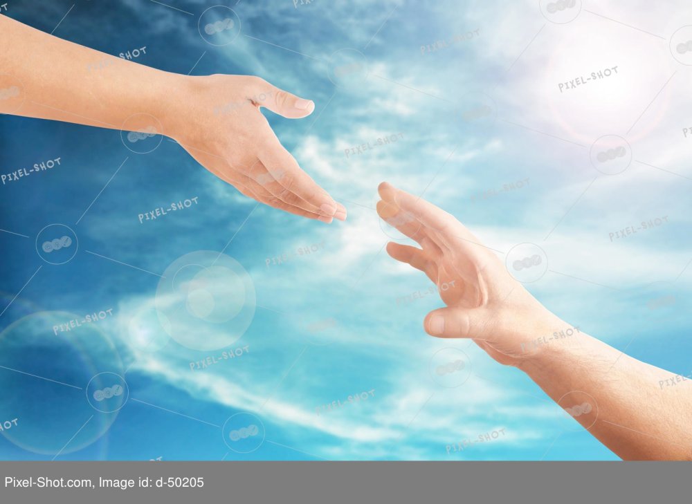 Женские руки тянутся друг к другу