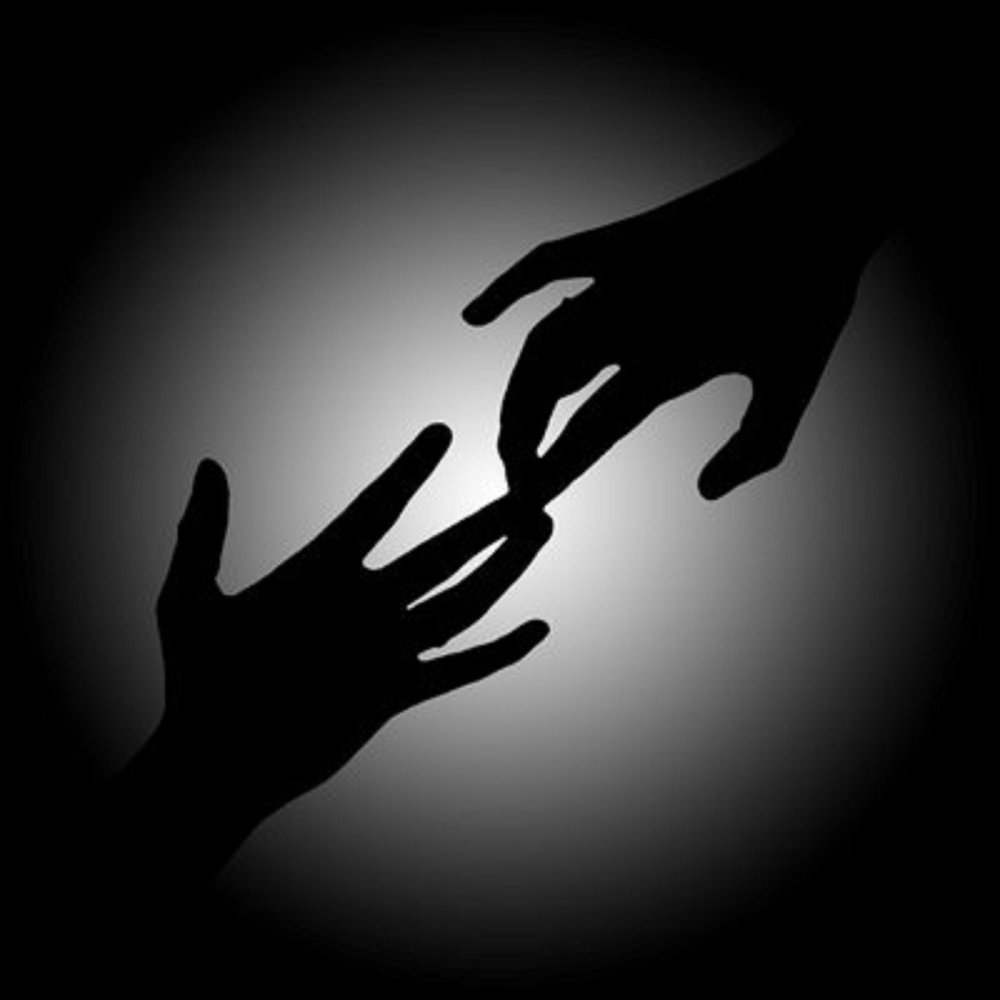 Руки на фоне заката