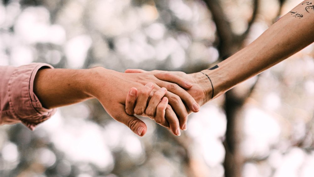 Рука тянется к закату