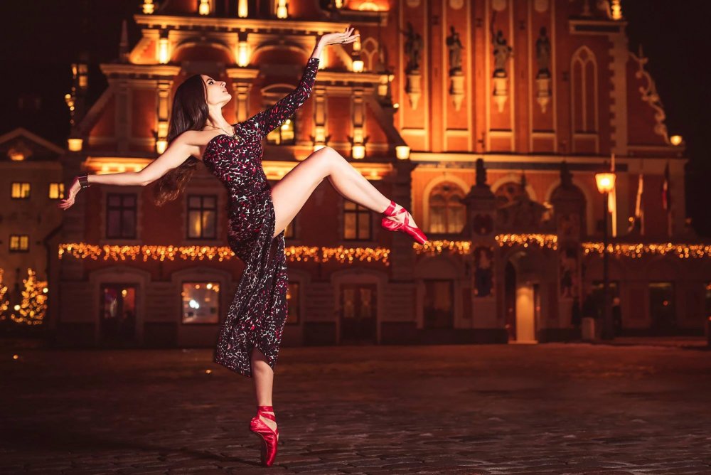 Красивая девушка танцует