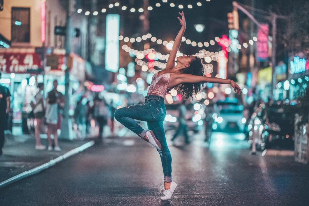 Танцующая девушка
